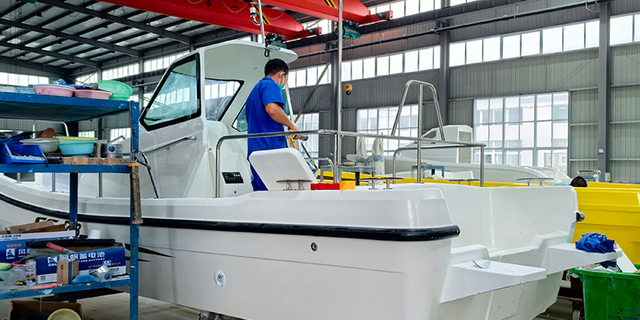 boat production workshop for fiberglass fishing boat and sport boat